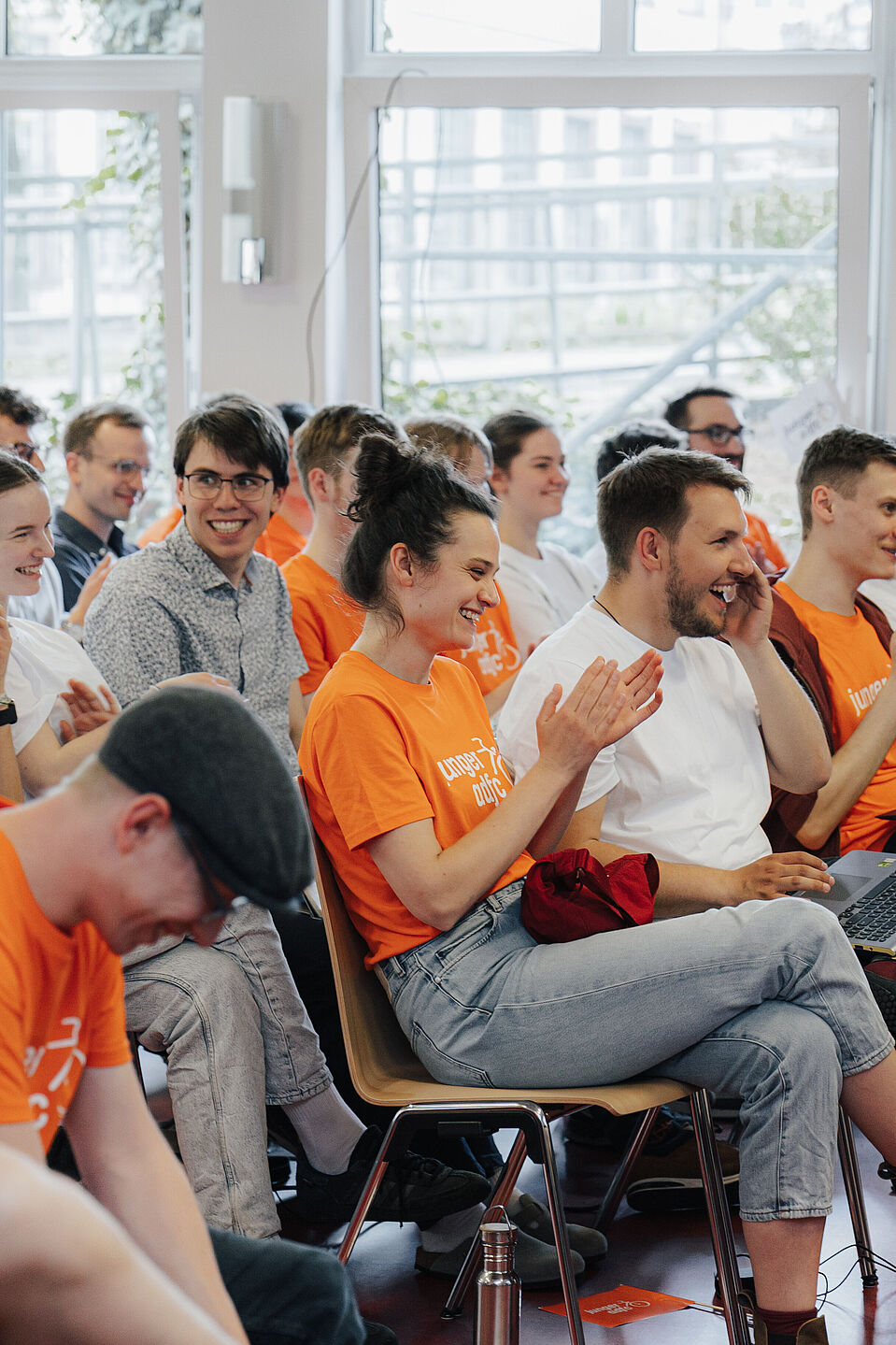 Bundesjugendversammlung Junger ADFC Junge Menschen sitzen im Publikum und klatschen bei der Bundesjugendversammlung Junger ADFC