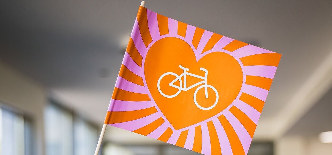 Fähnchen des Jungen ADFC mit Herz-Symbol und Fahrrad