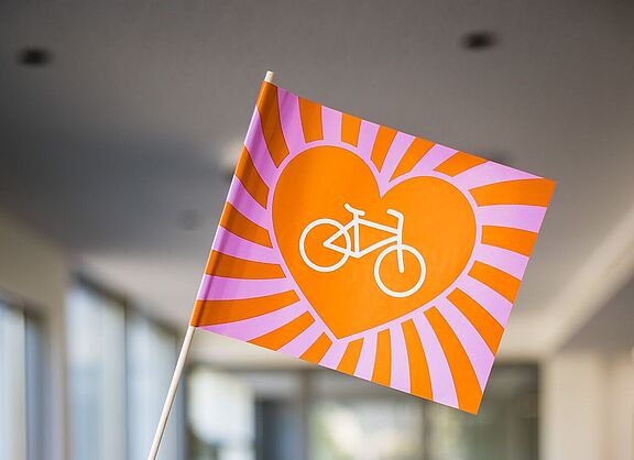 Fähnchen des Jungen ADFC mit Herz-Symbol und Fahrrad